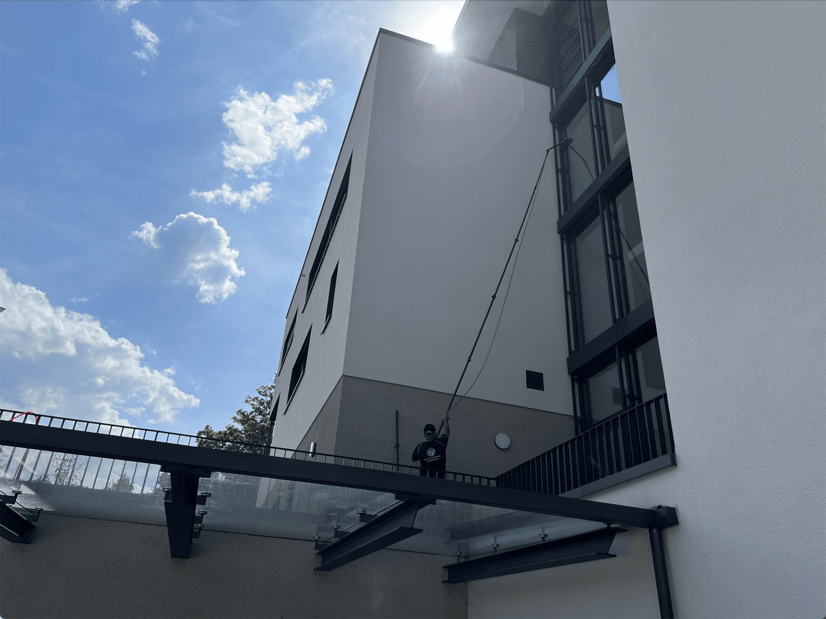 Glasreinigung mit Teleskopstangensystem