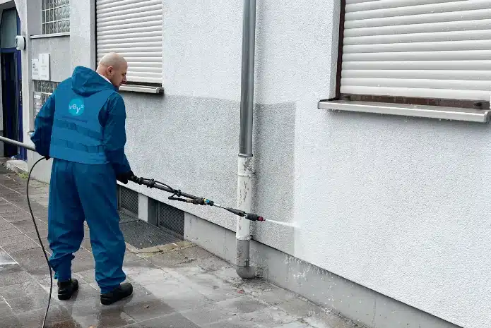 Veys Gebäudereinigung: Bei der Fassadenreinigung Bühl