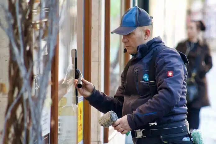 Veys Gebäudereinigung: Bei der Fensterreinigung Bühl