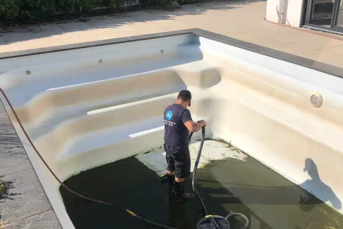 Veys Gebäudereinigung: Bei der Poolreinigung Baden-Baden