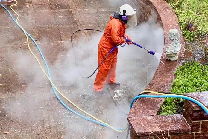 Veys Gebäudereinigung: Bei der Steinreinigung Bühl