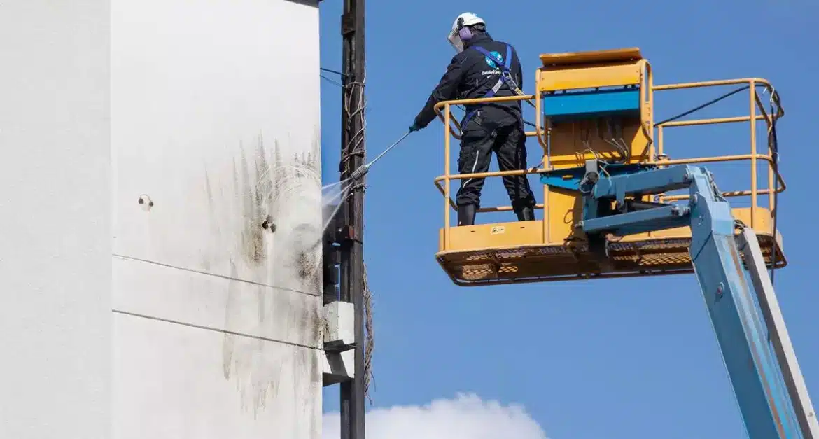 Veys Gebäudereinigung bei der Arbeit: Fassadenreinigung