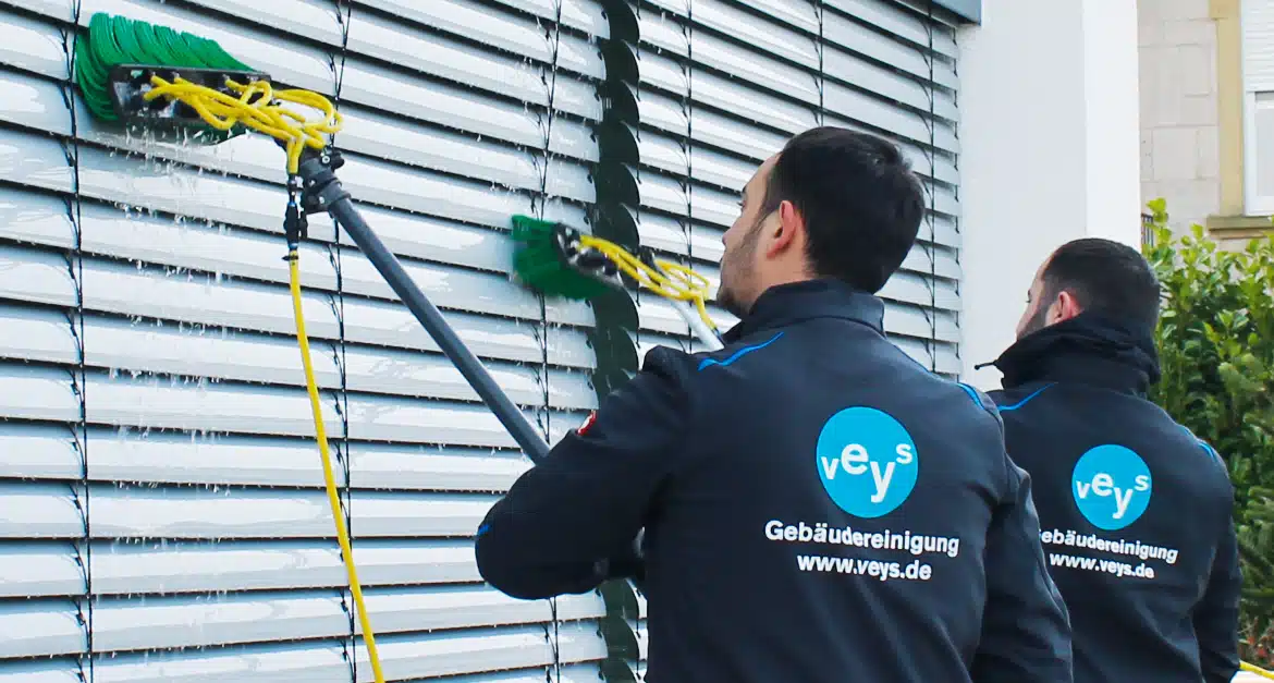 Veys Gebäudereinigung bei der Arbeit: Jalousienreinigung