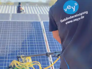 Veys Gebäudereinigung bei der Arbeit: Photovoltaikreinigung