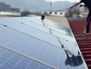 Veys Gebäudereinigung bei der Arbeit: Photovoltaikreinigung