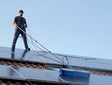 Veys Gebäudereinigung bei der Arbeit: Photovoltaikreinigung