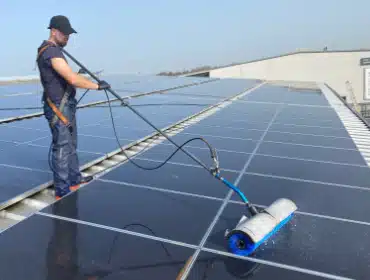 Veys Gebäudereinigung bei der Arbeit: Photovoltaikreinigung