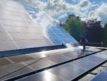 Veys Gebäudereinigung bei der Arbeit: Photovoltaikreinigung