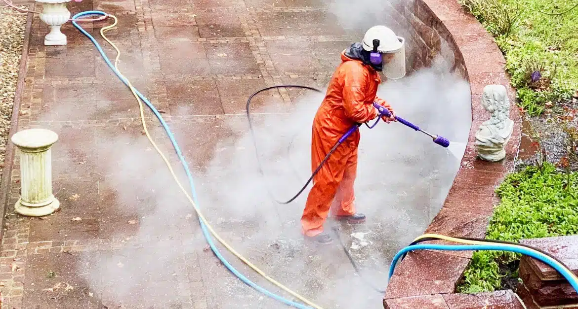 Veys Gebäudereinigung bei der Arbeit: Steinreinigung