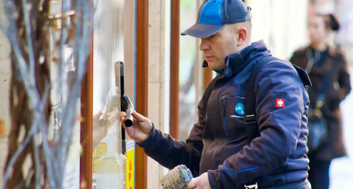 Veys Gebäudereinigung bei der Arbeit: Fensterreinigung