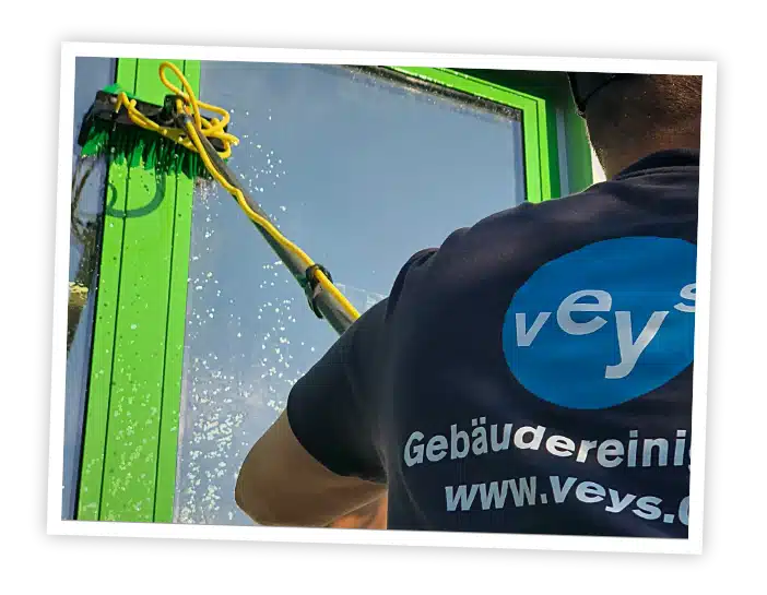 Veys Gebäudereinigung bei der Arbeit: Fensterreinigung