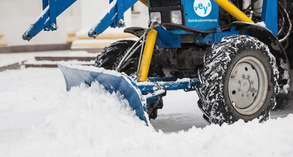 Veys Gebäudereinigung bei der Arbeit: Winterdienst Schneeräumdienst