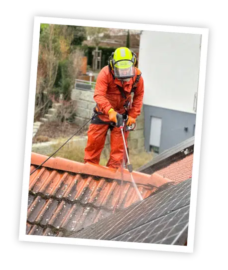 Veys Gebäudereinigung bei der Arbeit: Dachreinigung