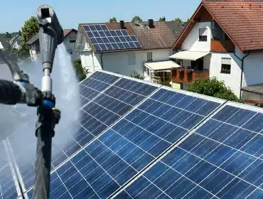 Veys Gebäudereinigung – Flechten auf einer PV-Anlage mit strukturiertem Glas