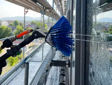 Veys Gebäudereinigung bei der Arbeit: Fensterreinigung