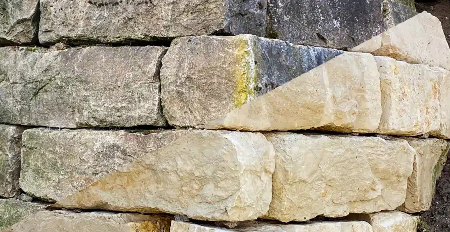 Veys Gebäudereinigung – Natursteinmauer vor und nach der Reinigung: Steinreinigung