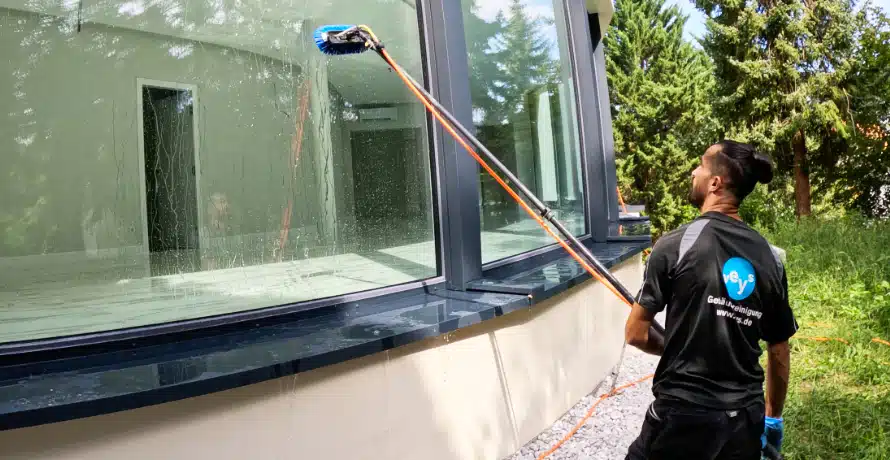 Veys Gebäudereinigung – Fensterreinigung mit Reinwasser /entmineralisiertem Wasser 