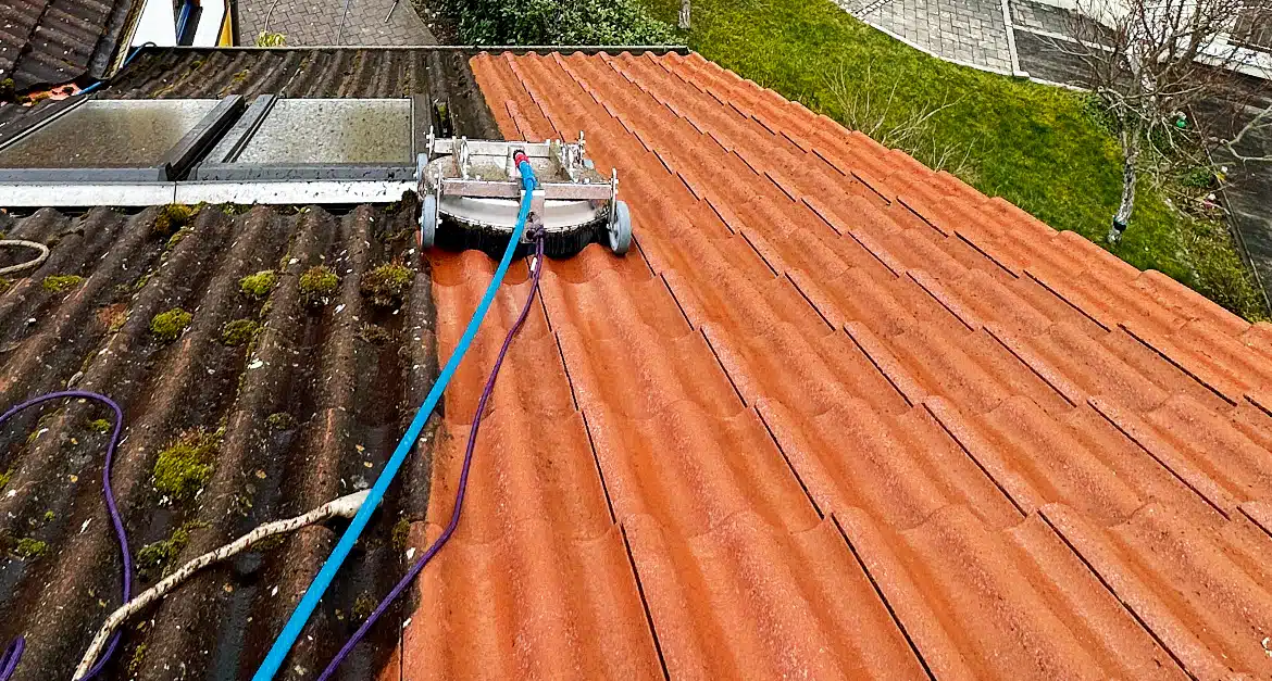 Veys Gebäudereinigung bei der Arbeit: Dachreinigung Achern / Dachimprägnierung Achern