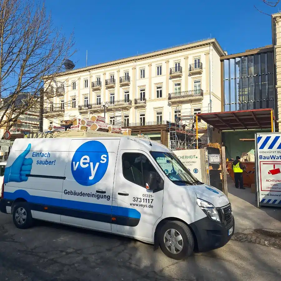 Bauendreinigung Europäischer Hof Baden-Baden – Veys Gebäudereinigung mit Firmenfahrzeug vor der Fassade des Hotels im Bauzustand.